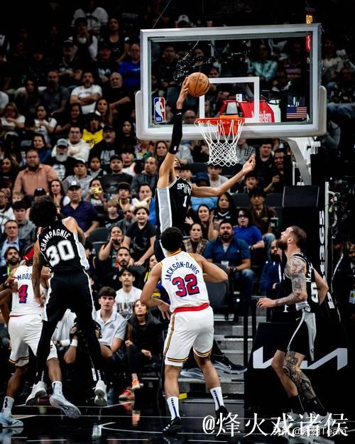 文班亚马25+7+9力压库里14分 马刺逆转17分击败勇士